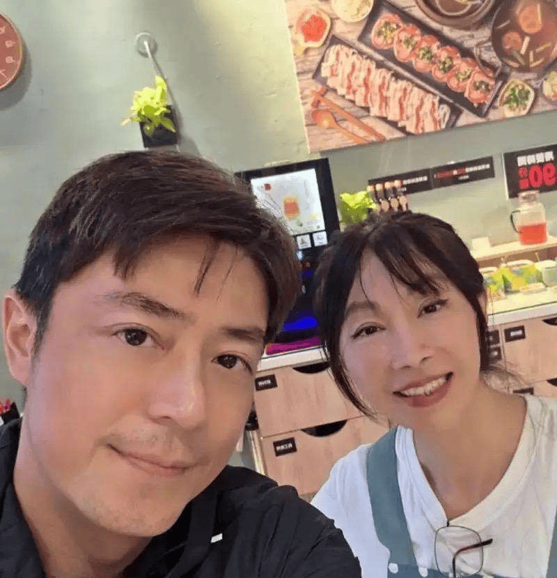 锅2盘菌菇1盘肉人均75元素颜发福长白发了PG麻将胡了试玩平台46岁霍建华独自吃火(图2)